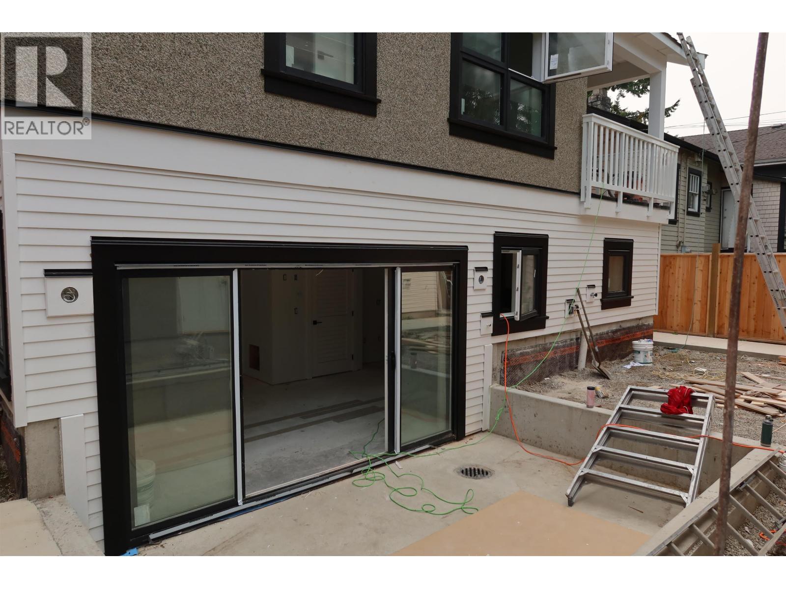 A 2735 W 8TH AVENUE, Vancouver, British Columbia