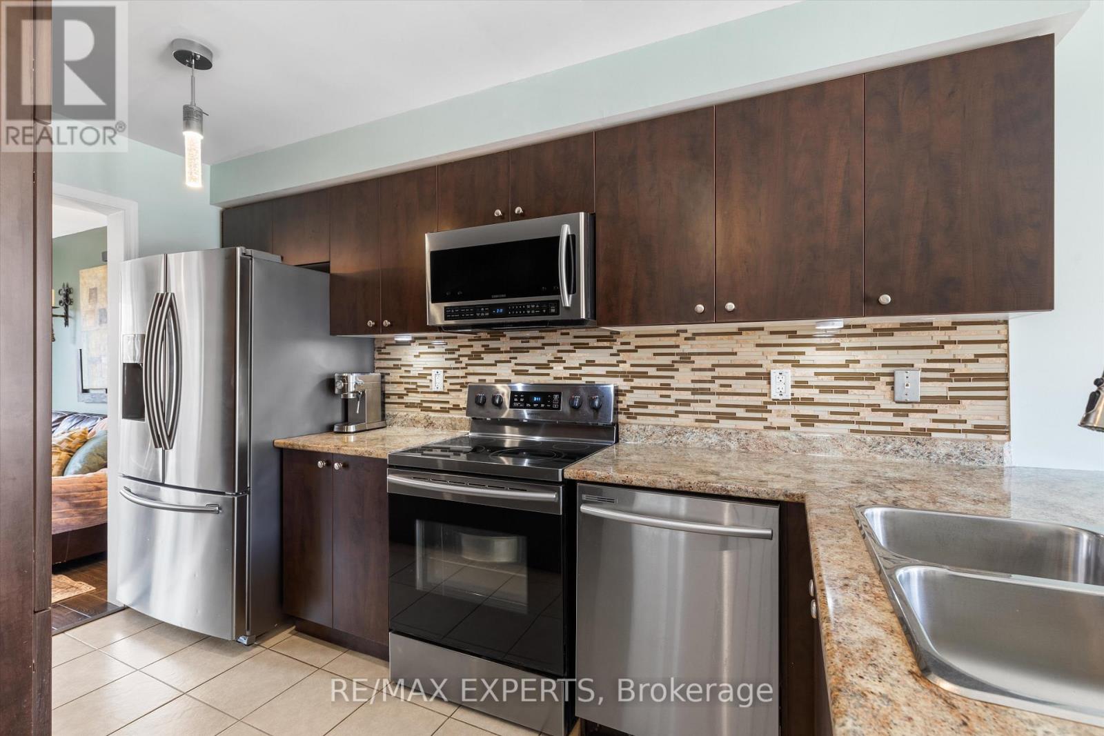 84 Vanhorne Close, Brampton (Brampton West), Ontario  L7A 0X9 - Photo 7 - W12383647