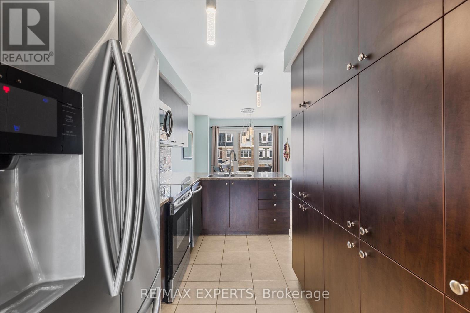 84 Vanhorne Close, Brampton (Brampton West), Ontario  L7A 0X9 - Photo 8 - W12383647