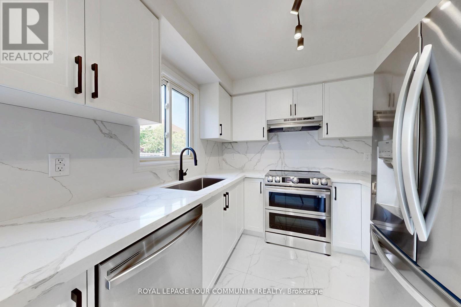 5158 Sundial Court, Mississauga (Hurontario), Ontario  L5R 2S9 - Photo 10 - W12383677