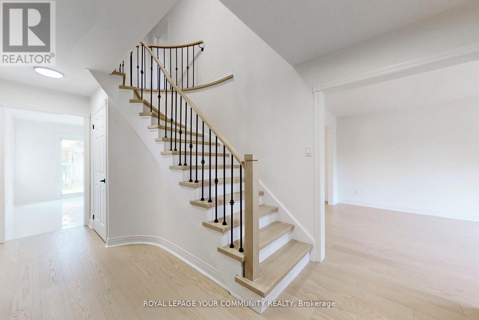 5158 Sundial Court, Mississauga (Hurontario), Ontario  L5R 2S9 - Photo 4 - W12383677