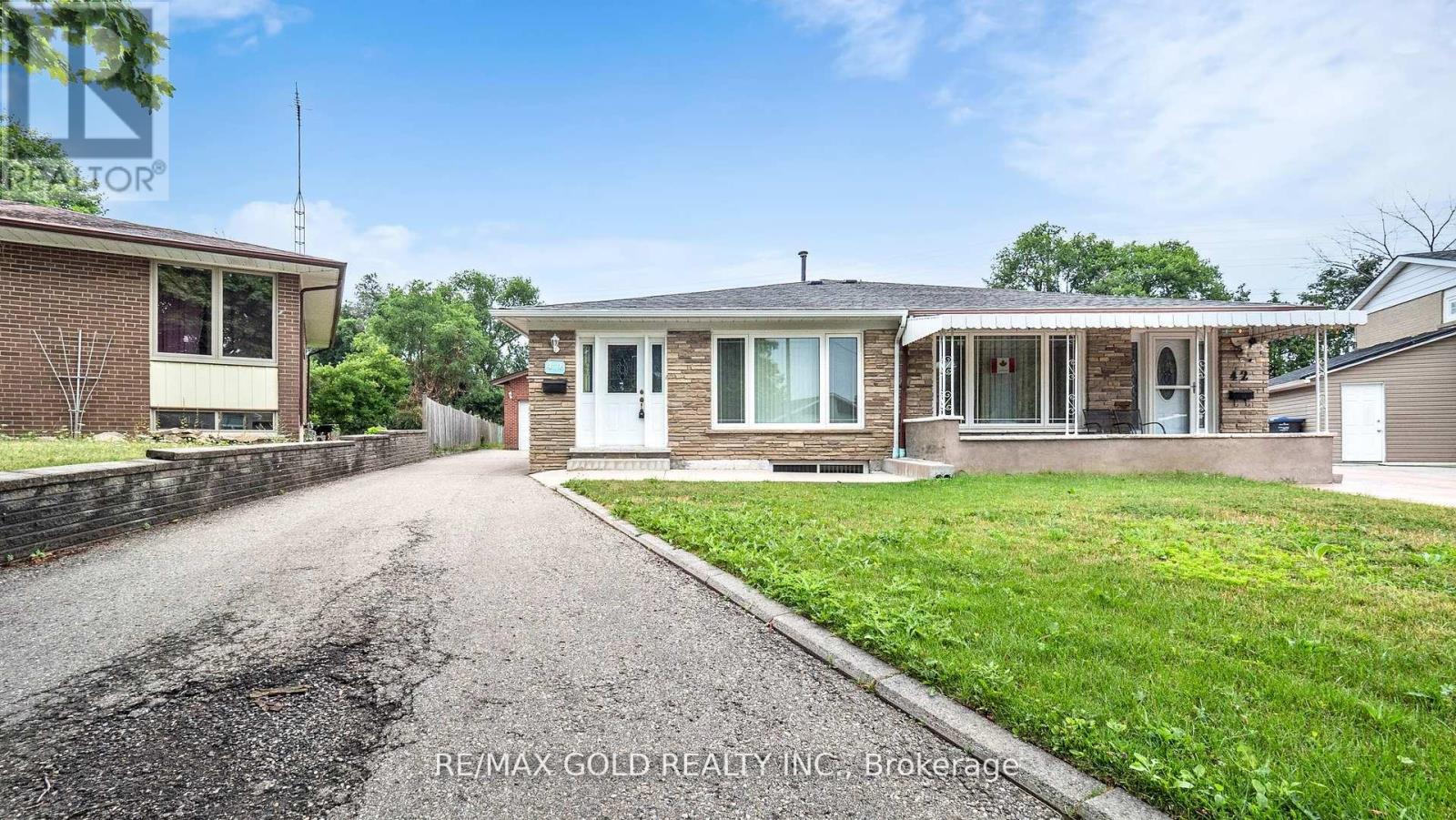 44 CHATSWORTH DRIVE, Brampton, Ontario