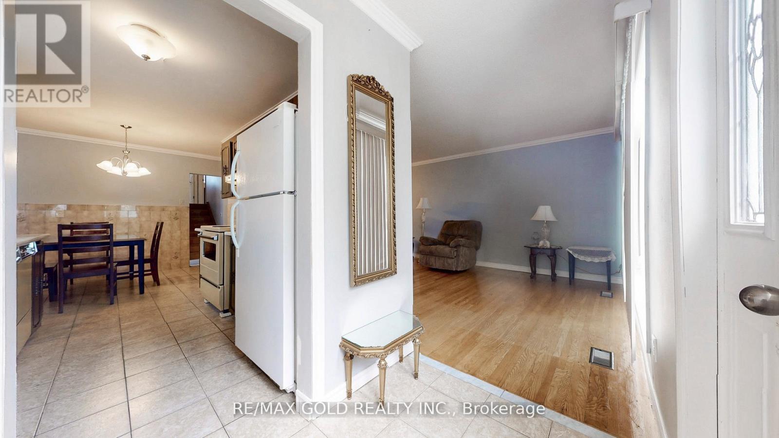44 Chatsworth Drive, Brampton, Ontario  L6X 2L9 - Photo 17 - W12383686