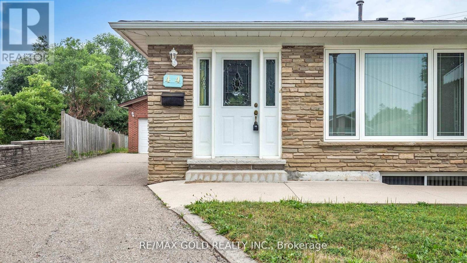 44 Chatsworth Drive, Brampton, Ontario  L6X 2L9 - Photo 2 - W12383686