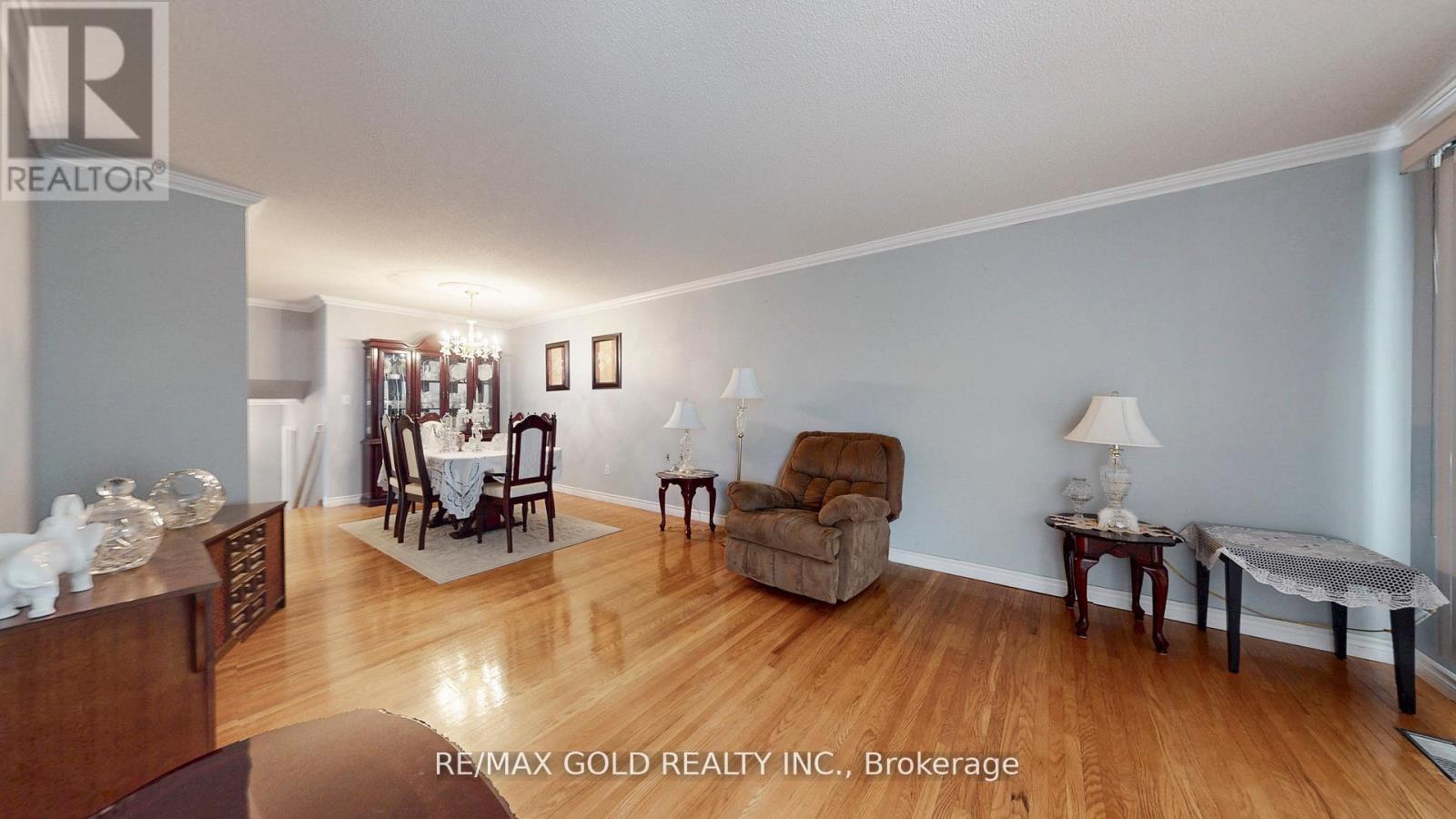 44 Chatsworth Drive, Brampton, Ontario  L6X 2L9 - Photo 8 - W12383686