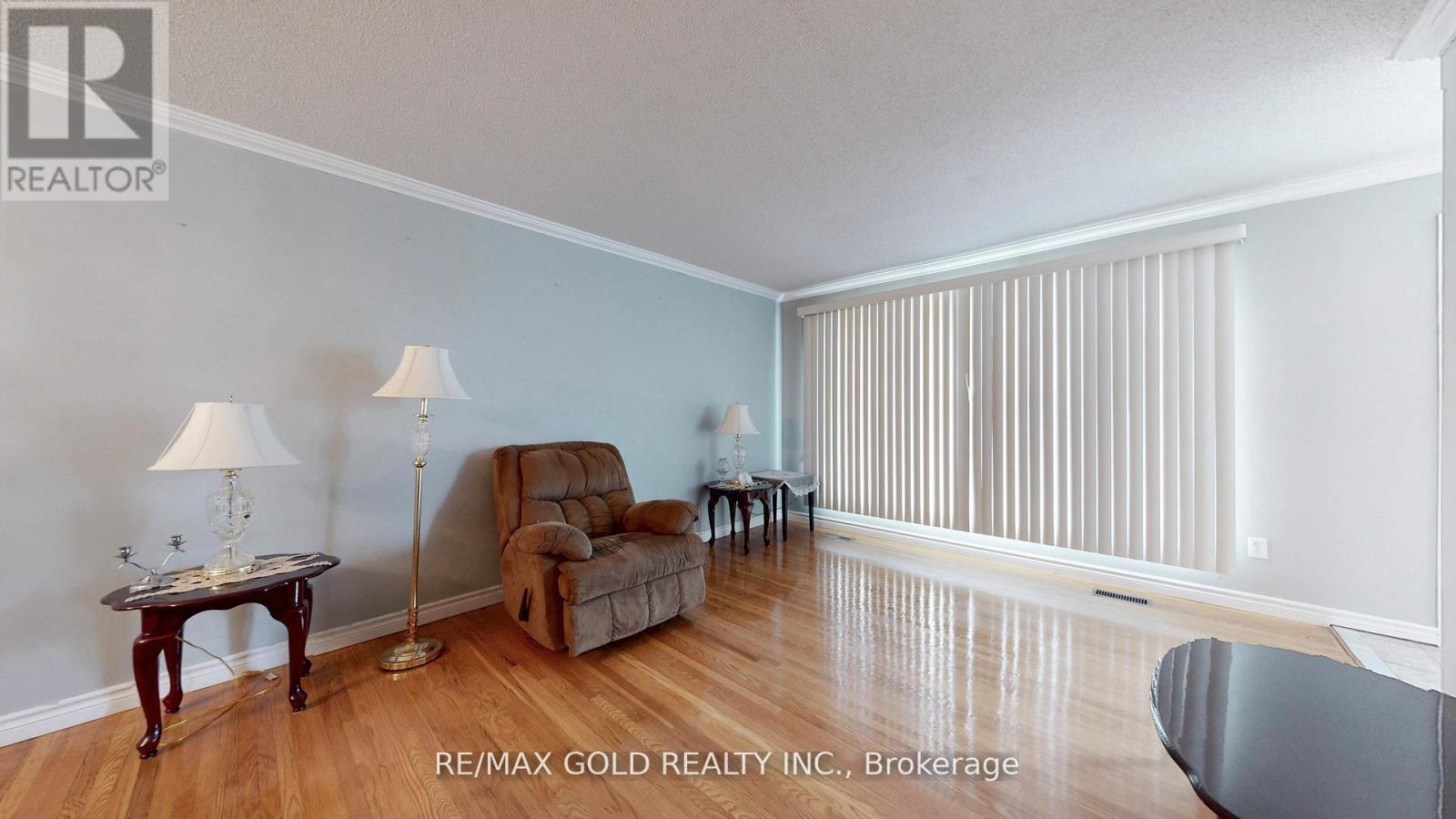 44 Chatsworth Drive, Brampton, Ontario  L6X 2L9 - Photo 9 - W12383686