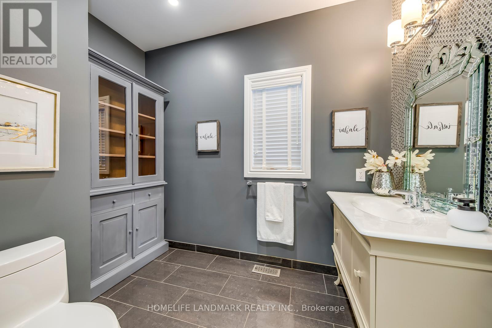 214 Waneta Drive, Oakville (Wo West), Ontario  L6K 2T5 - Photo 14 - W12383759