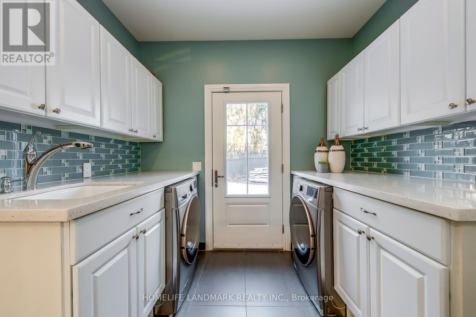 214 Waneta Drive, Oakville (Wo West), Ontario  L6K 2T5 - Photo 15 - W12383759