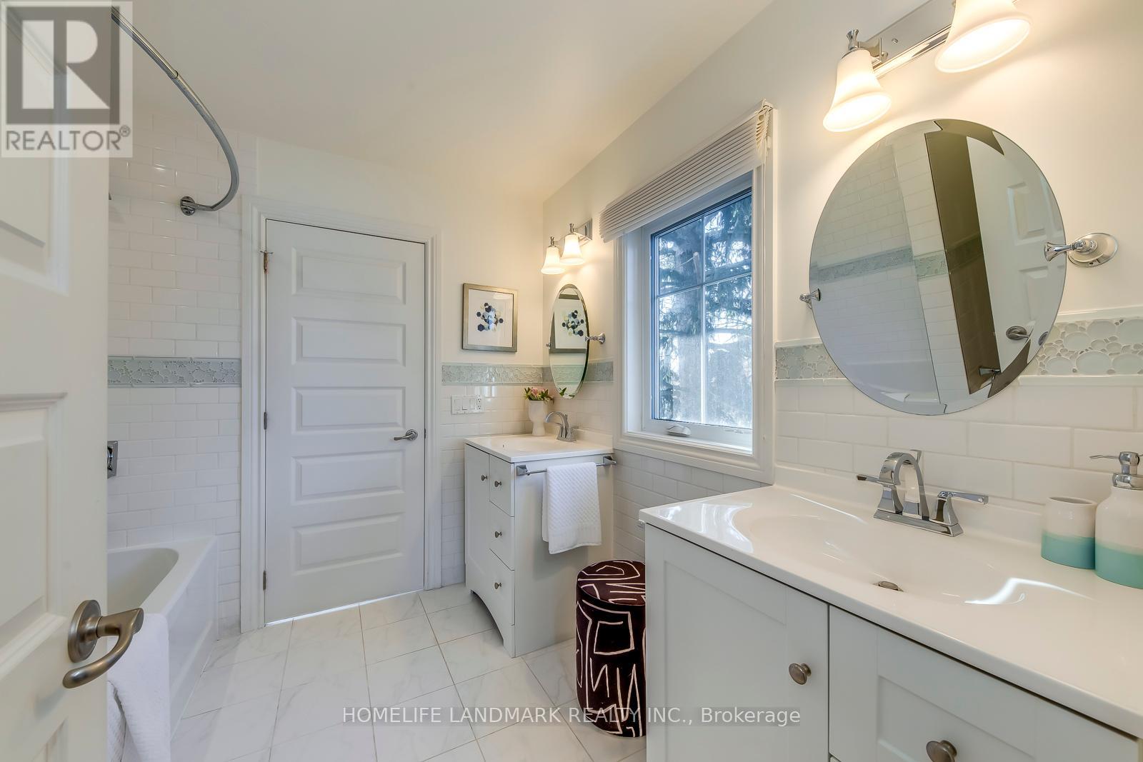 214 Waneta Drive, Oakville (Wo West), Ontario  L6K 2T5 - Photo 25 - W12383759