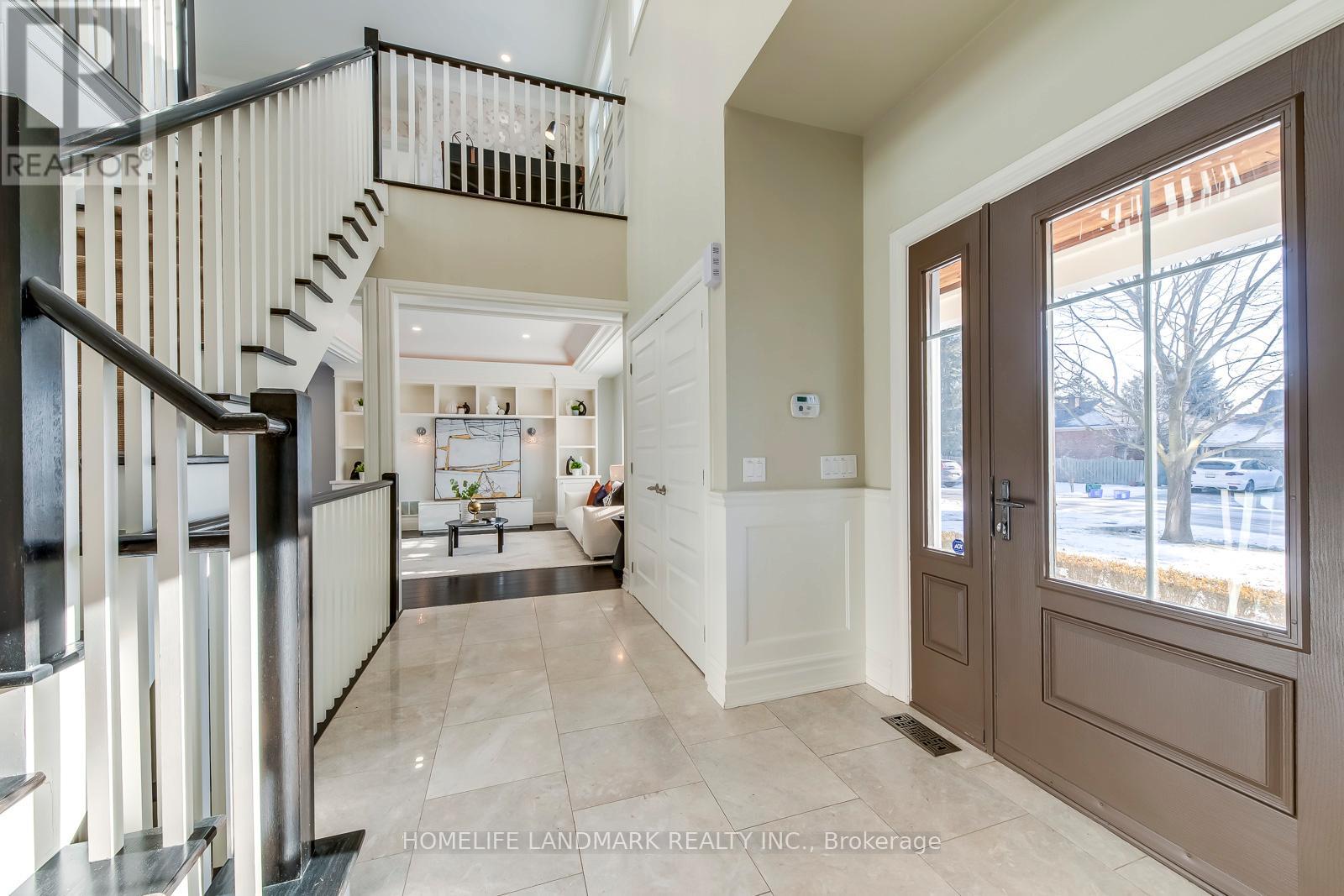 214 Waneta Drive, Oakville (Wo West), Ontario  L6K 2T5 - Photo 4 - W12383759