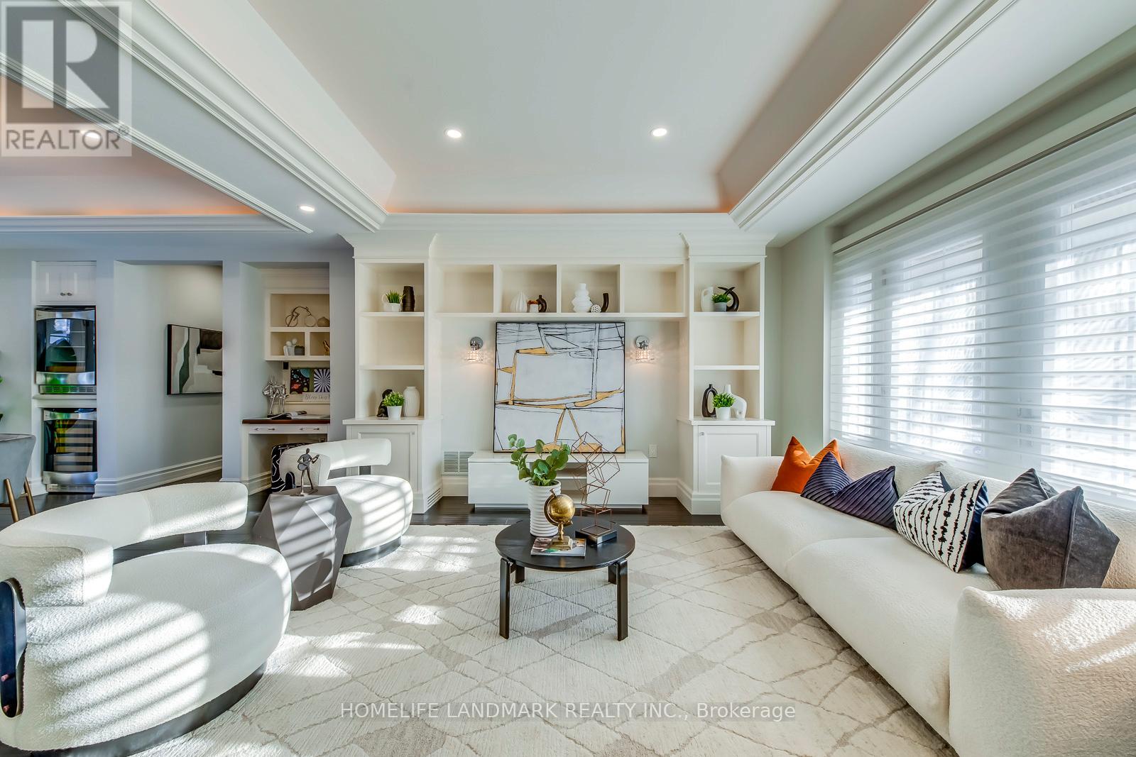214 Waneta Drive, Oakville (Wo West), Ontario  L6K 2T5 - Photo 5 - W12383759