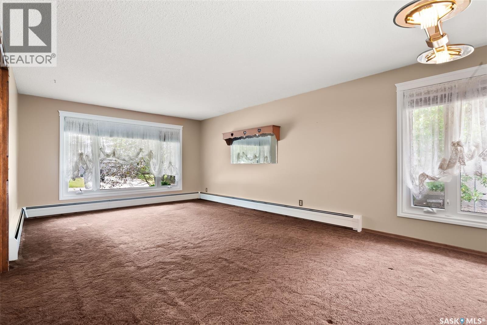 Property at 74 Marquis CRESCENT image 3