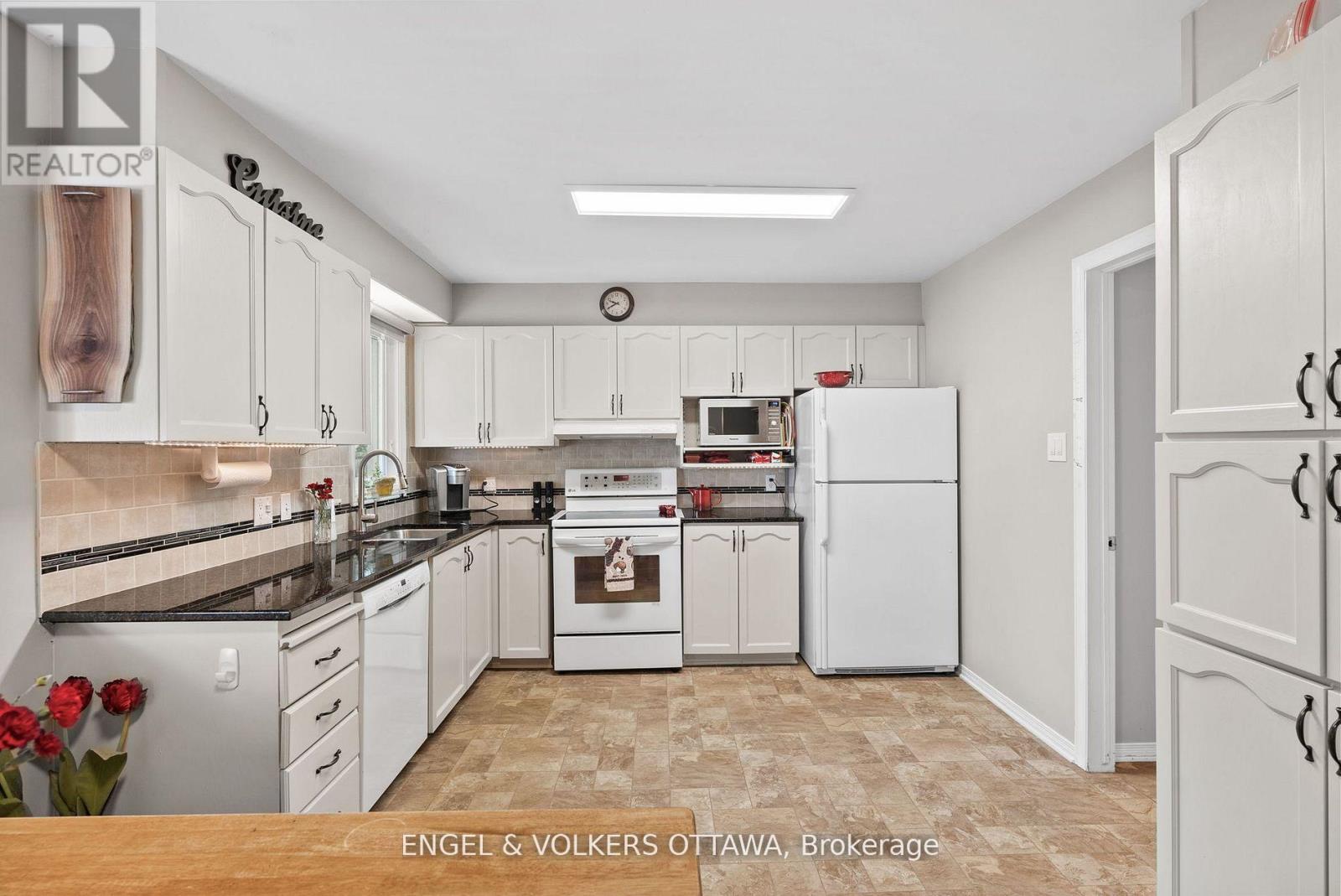 51 Emerald Meadows Drive, Ottawa, Ontario  K2M 2L5 - Photo 11 - X12383974