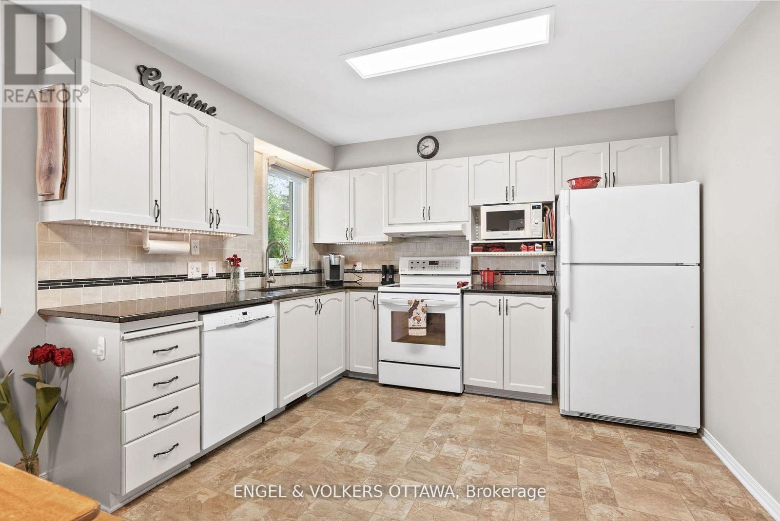51 Emerald Meadows Drive, Ottawa, Ontario  K2M 2L5 - Photo 12 - X12383974