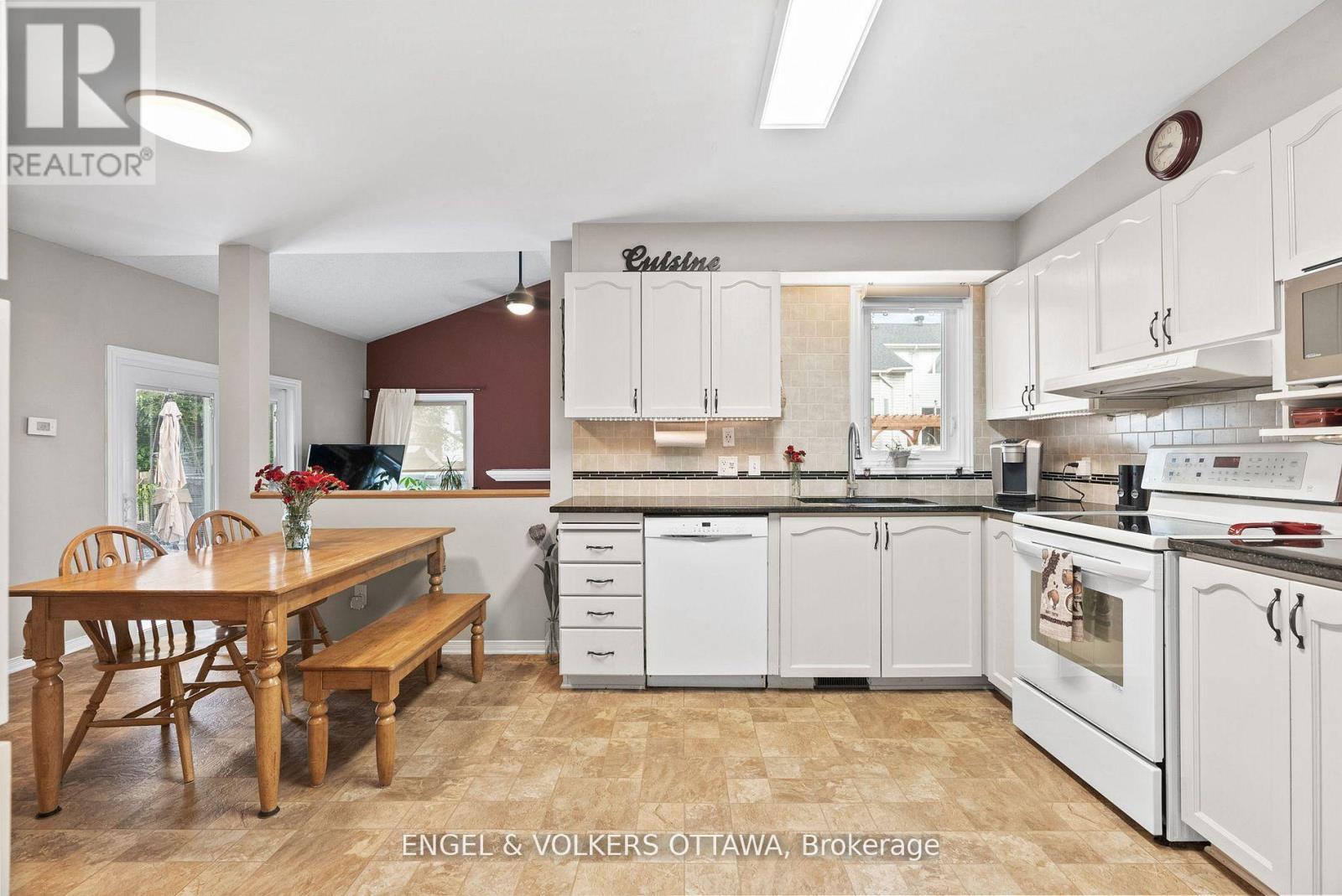 51 Emerald Meadows Drive, Ottawa, Ontario  K2M 2L5 - Photo 13 - X12383974