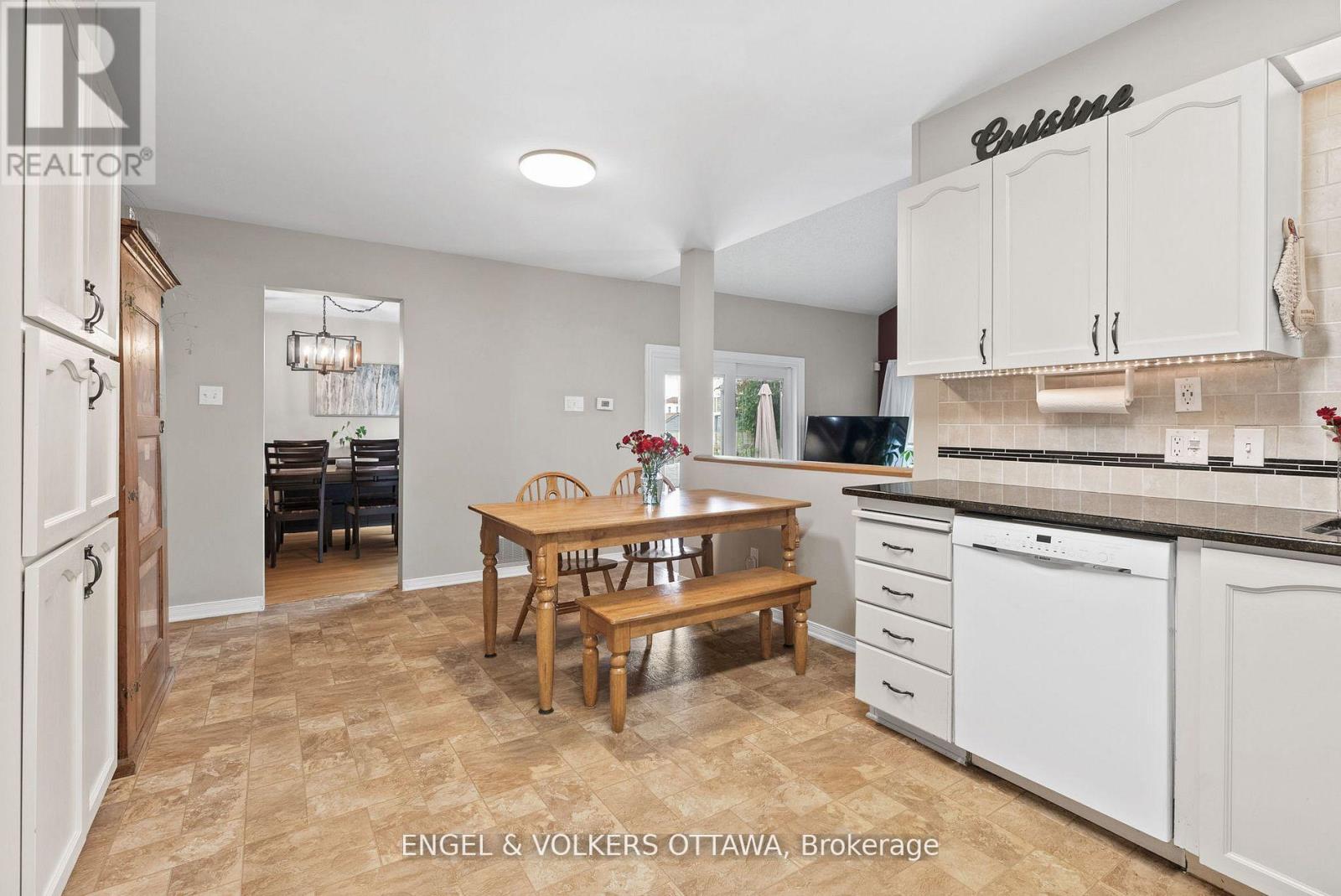 51 Emerald Meadows Drive, Ottawa, Ontario  K2M 2L5 - Photo 14 - X12383974