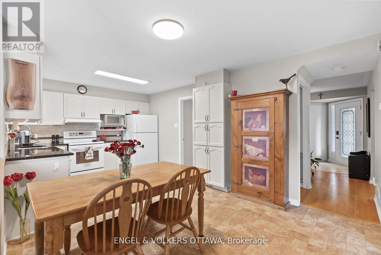 51 Emerald Meadows Drive, Ottawa, Ontario  K2M 2L5 - Photo 15 - X12383974