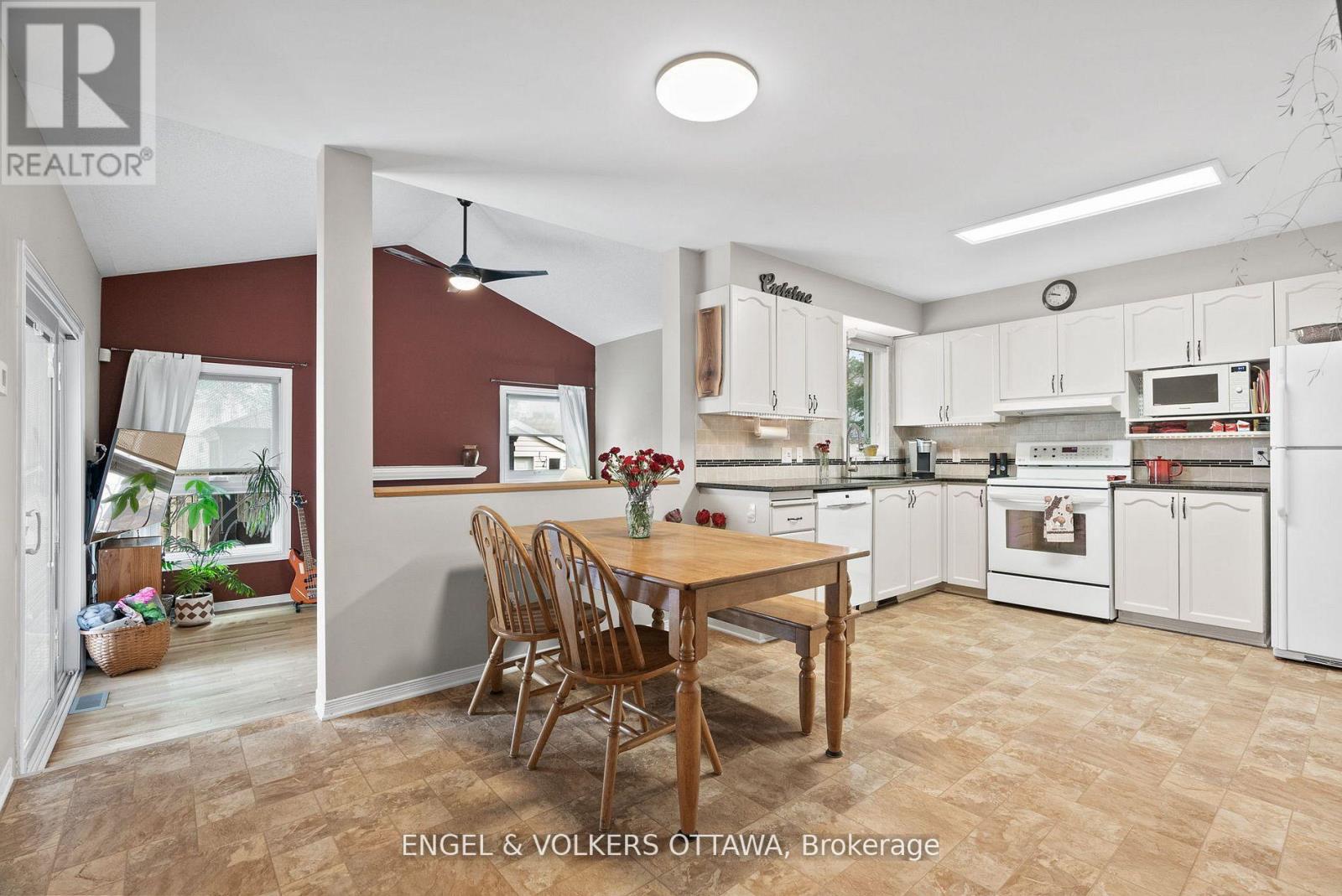51 Emerald Meadows Drive, Ottawa, Ontario  K2M 2L5 - Photo 18 - X12383974