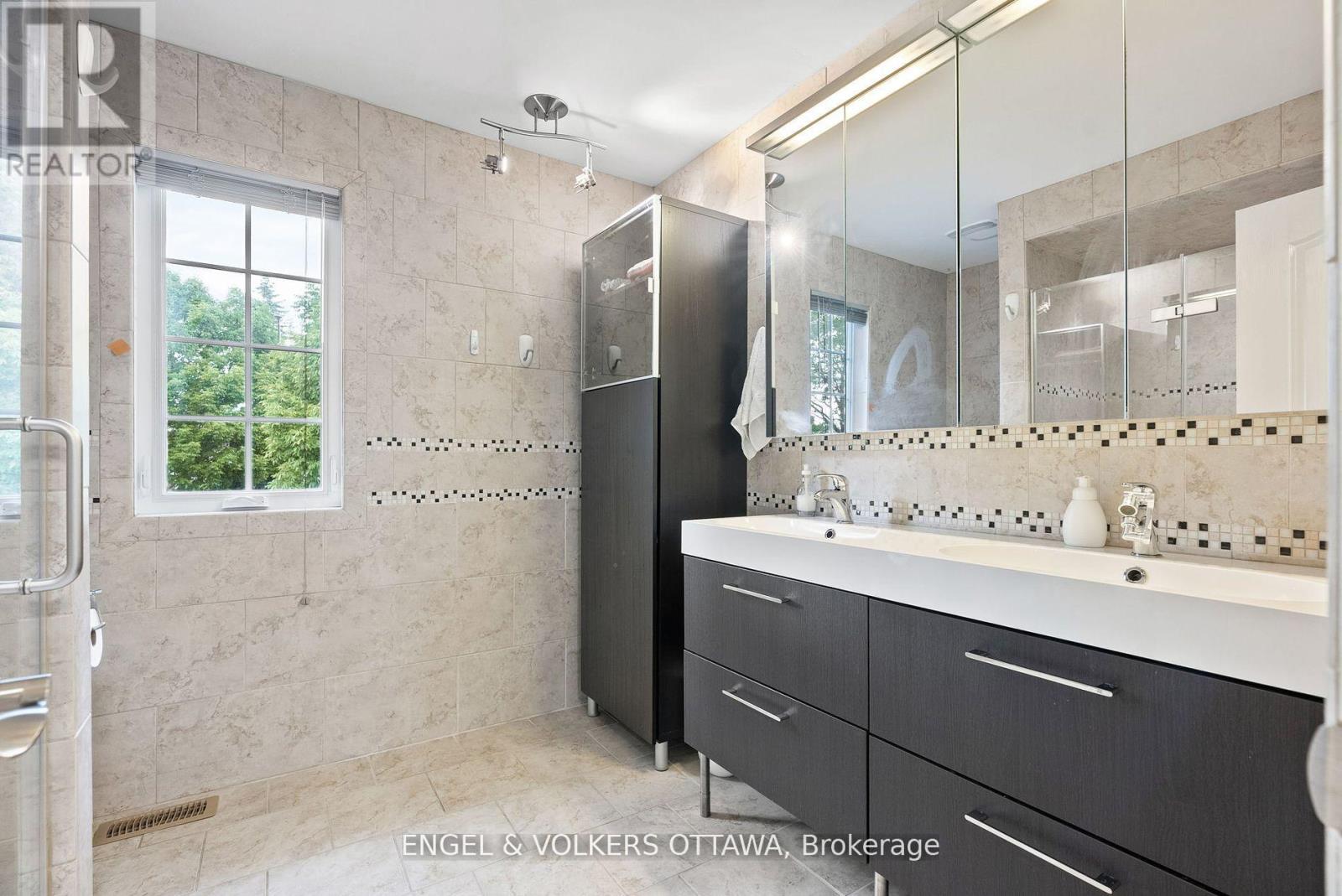 51 Emerald Meadows Drive, Ottawa, Ontario  K2M 2L5 - Photo 27 - X12383974