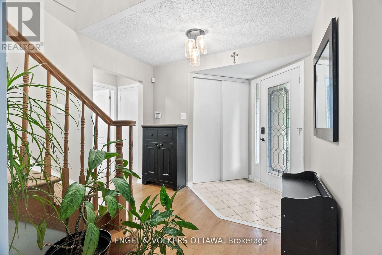 51 Emerald Meadows Drive, Ottawa, Ontario  K2M 2L5 - Photo 4 - X12383974