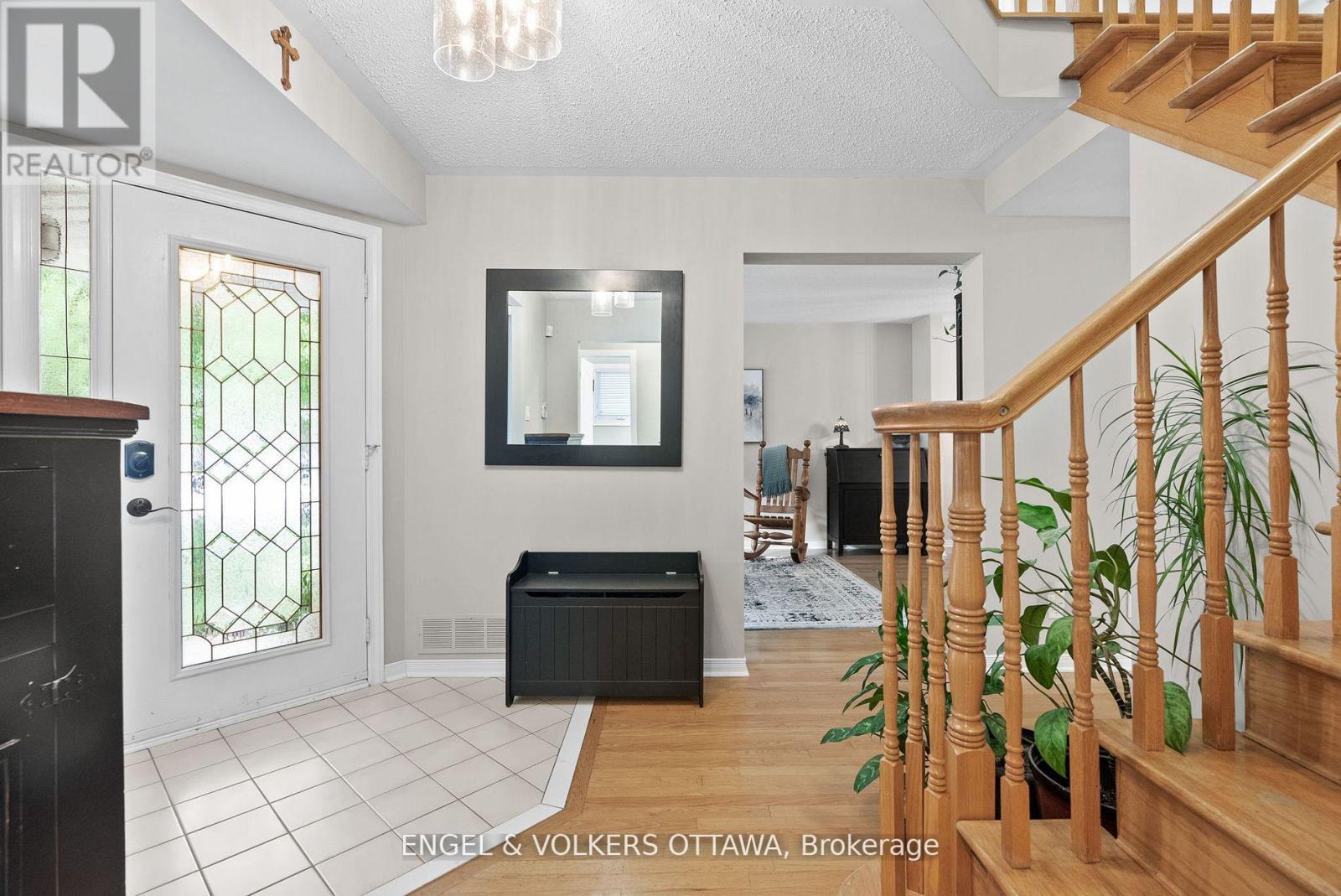 51 Emerald Meadows Drive, Ottawa, Ontario  K2M 2L5 - Photo 5 - X12383974
