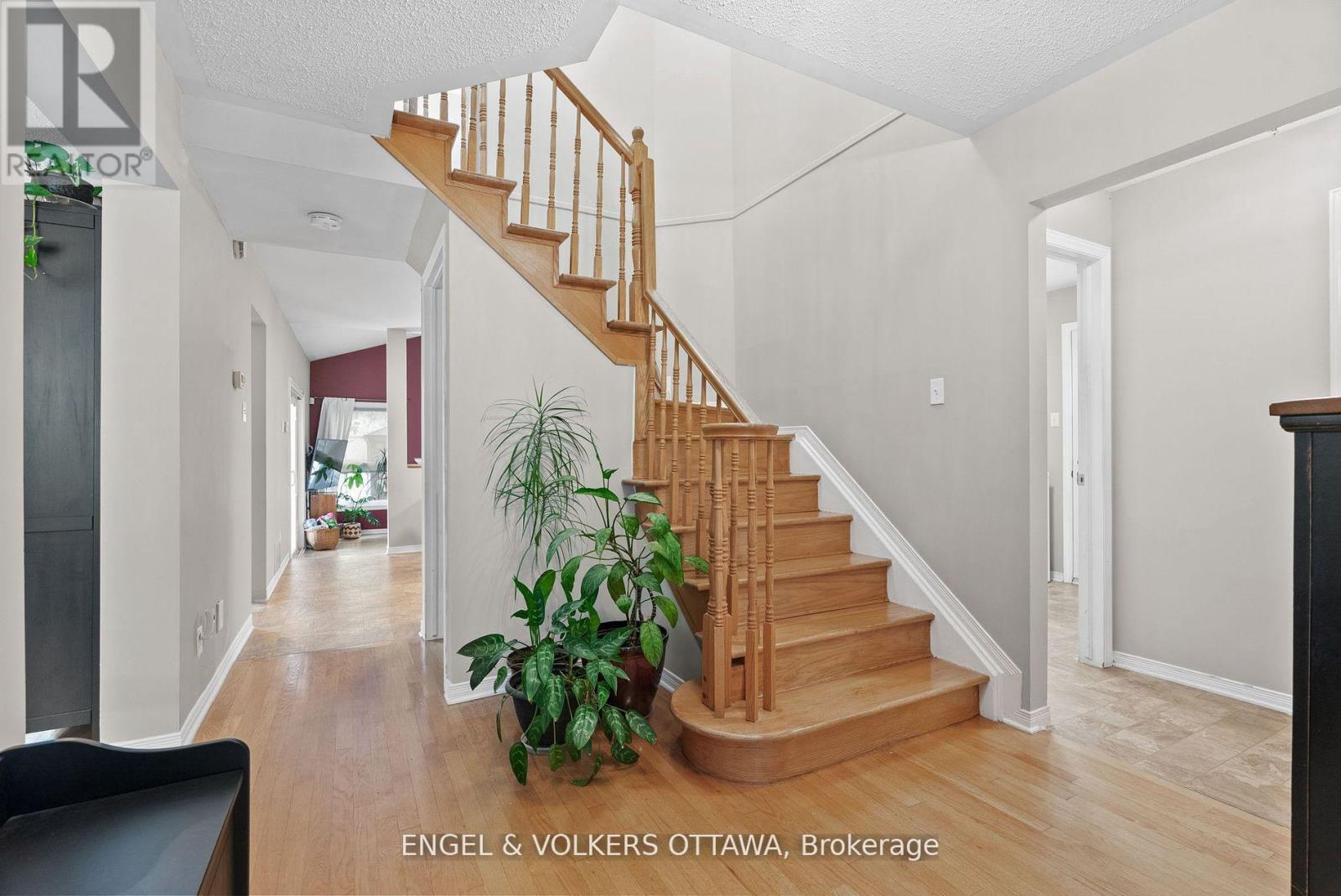 51 Emerald Meadows Drive, Ottawa, Ontario  K2M 2L5 - Photo 6 - X12383974