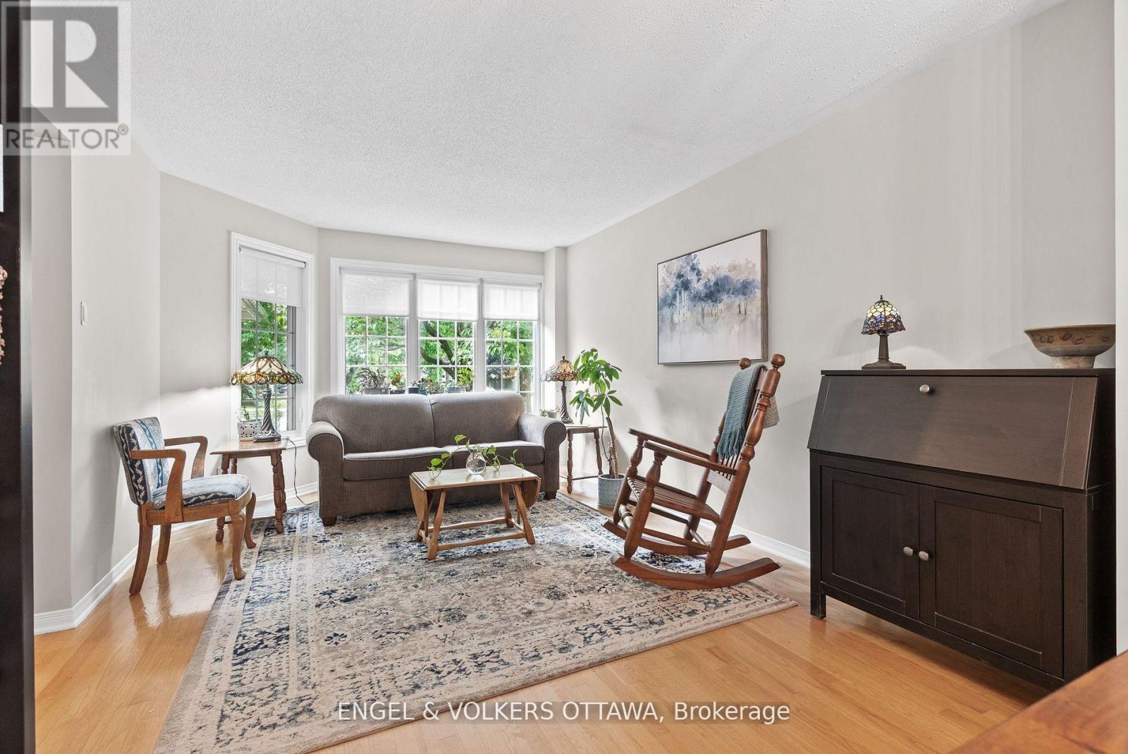 51 Emerald Meadows Drive, Ottawa, Ontario  K2M 2L5 - Photo 7 - X12383974