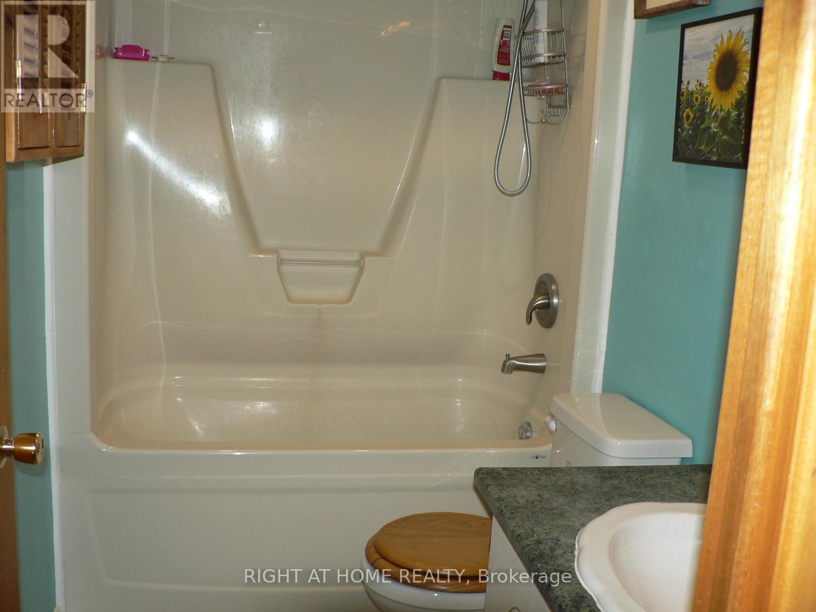 79 St Lawrence Street, South Stormont, Ontario  K0C 1M0 - Photo 10 - X12384112