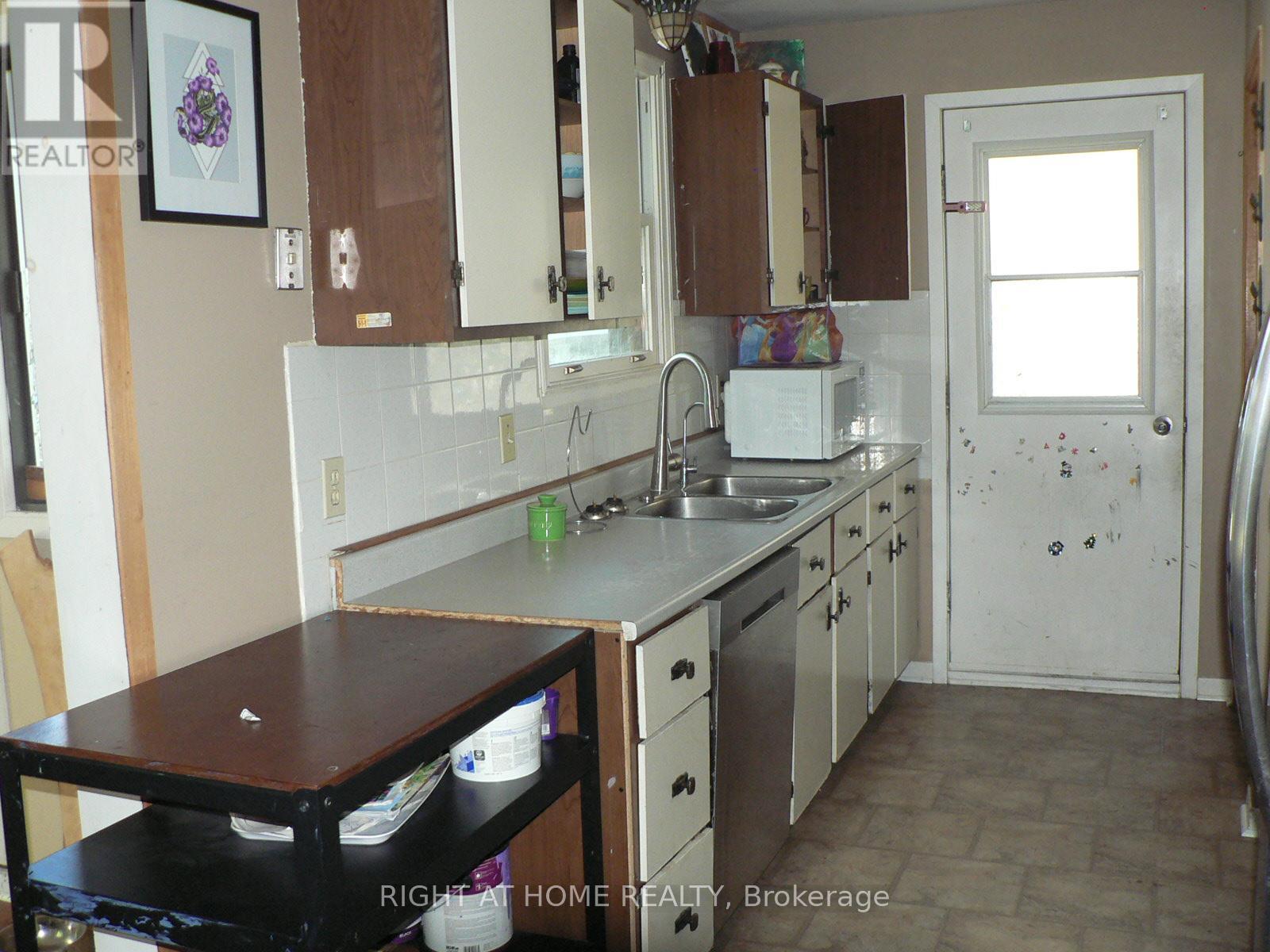 79 St Lawrence Street, South Stormont, Ontario  K0C 1M0 - Photo 5 - X12384112