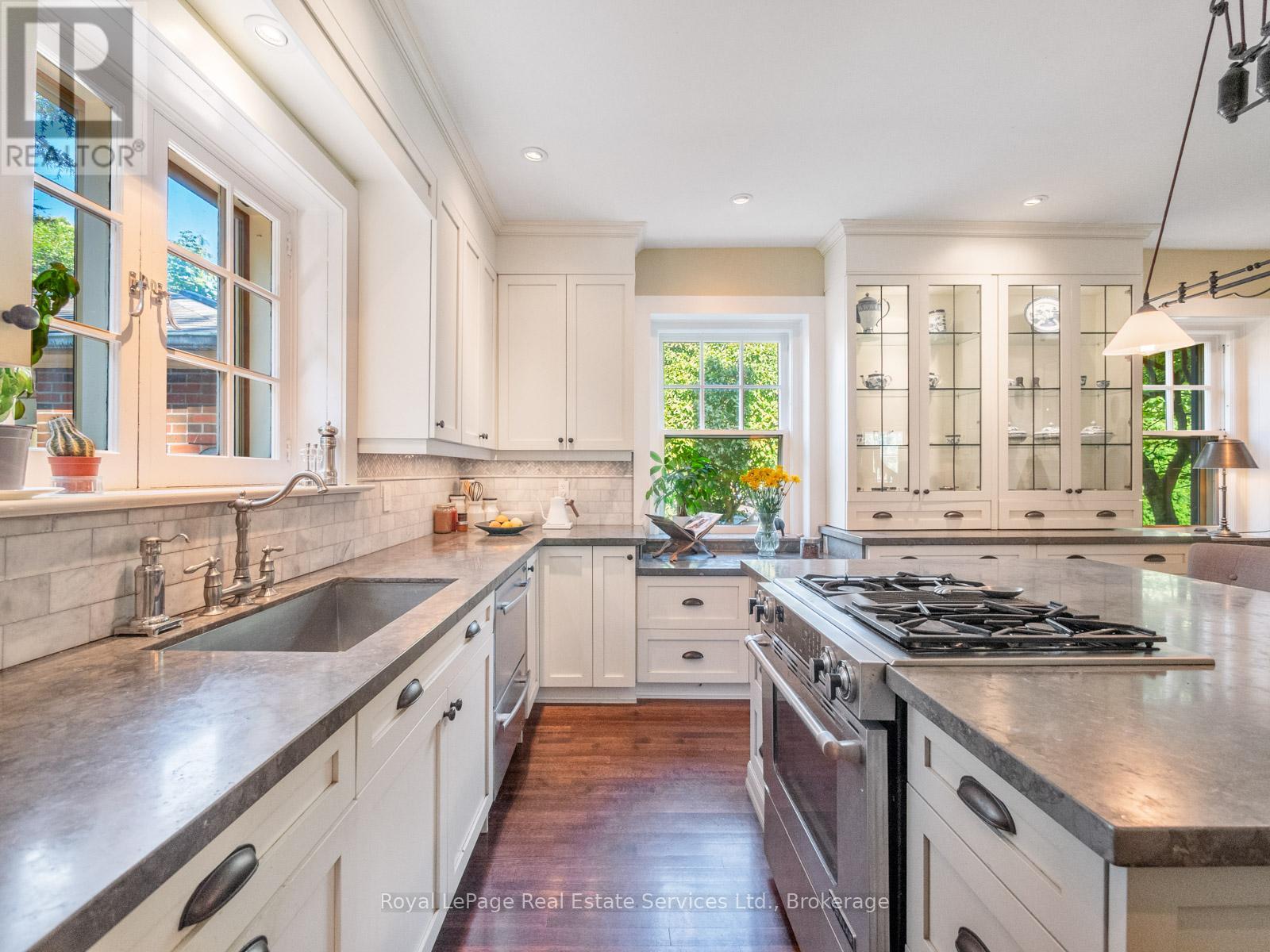 184 King Street, Oakville, Ontario  L6J 1B4 - Photo 15 - W12384098