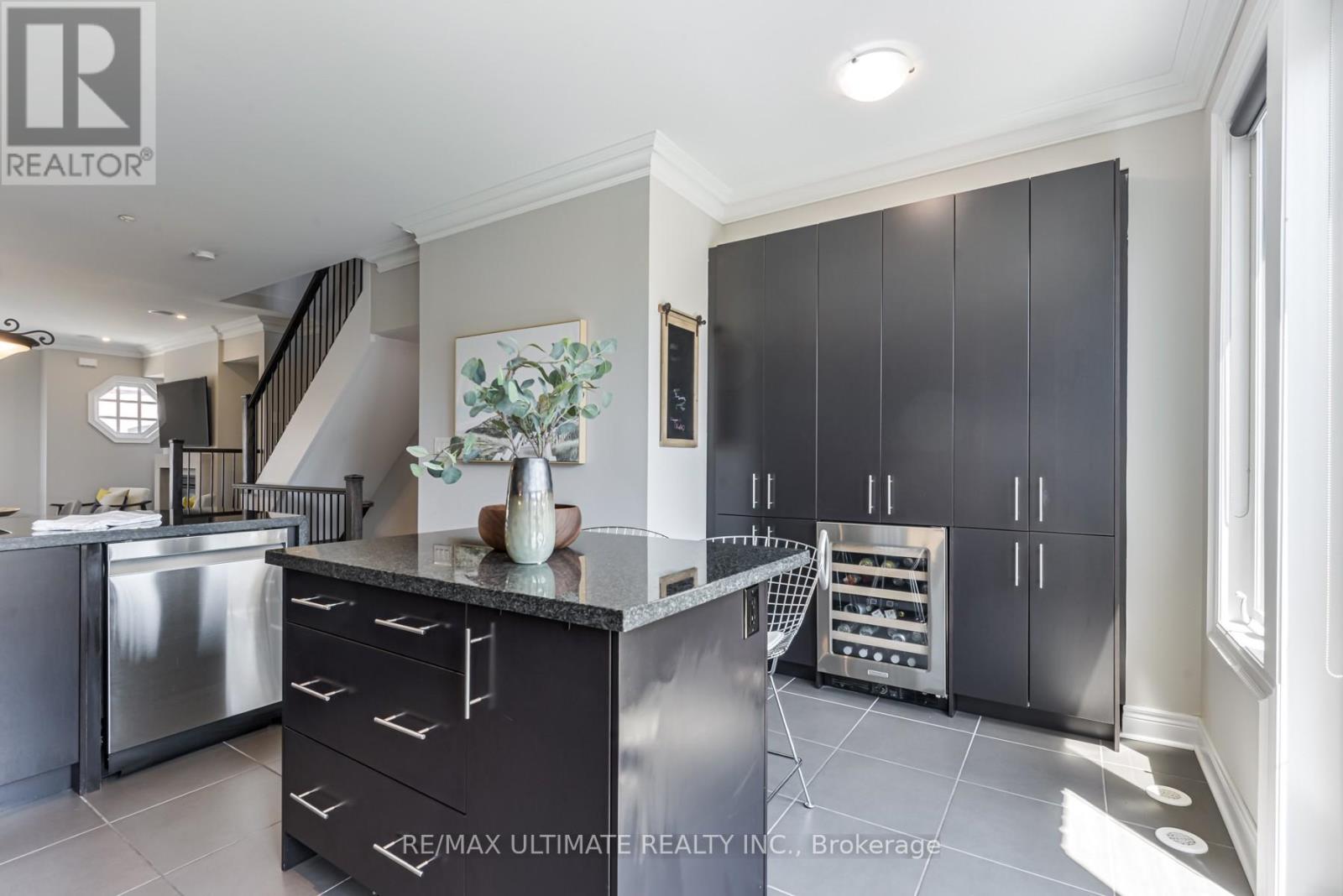 15 Powseland Crescent W, Vaughan, Ontario  L4L 0C5 - Photo 7 - N12383861