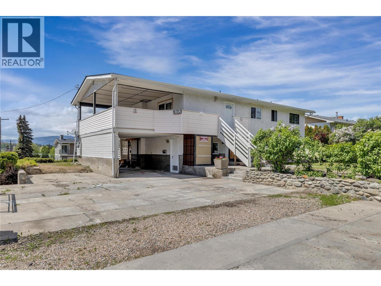 1075 Cactus Road Kelowna Photo 2