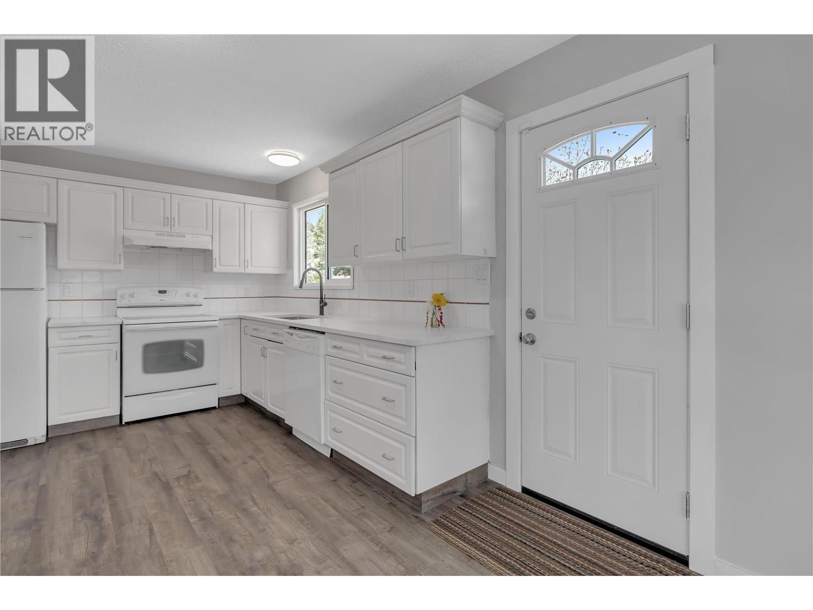 1075 Cactus Road Kelowna Photo 4