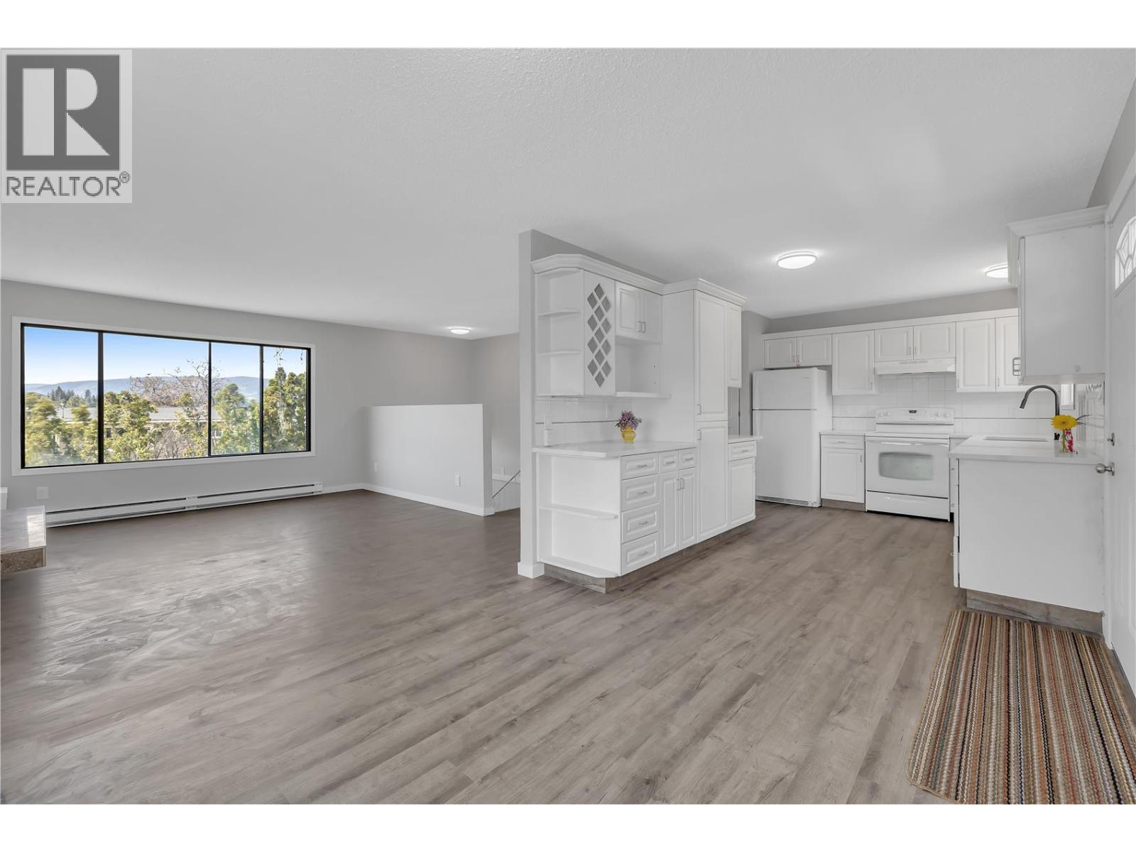 1075 Cactus Road Kelowna Photo 5
