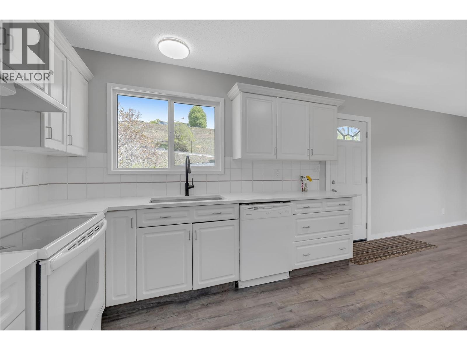 1075 Cactus Road Kelowna Photo 7