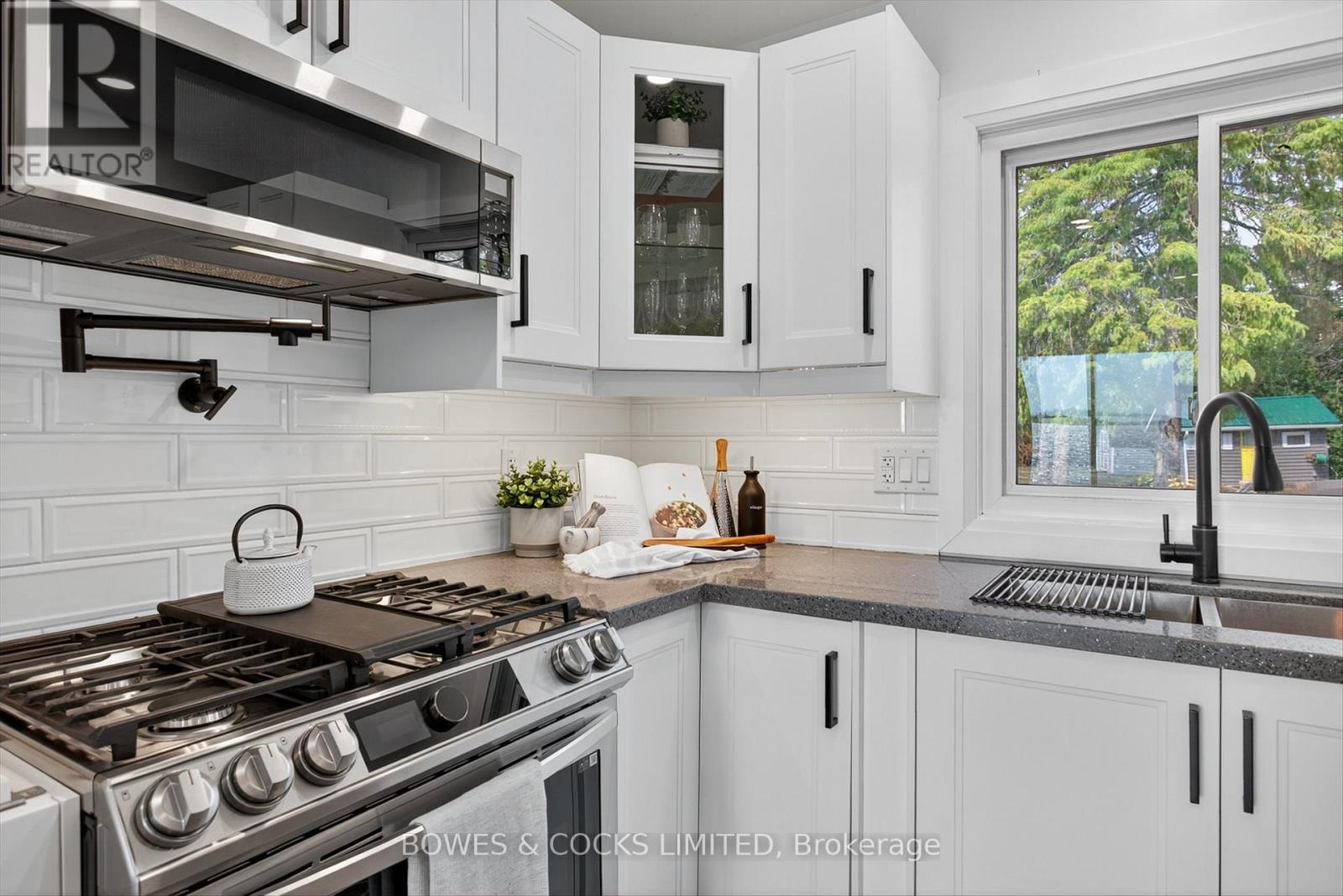 32 Sturgeon Glen Road, Kawartha Lakes, Ontario  K0M 1N0 - Photo 6 - X12383921