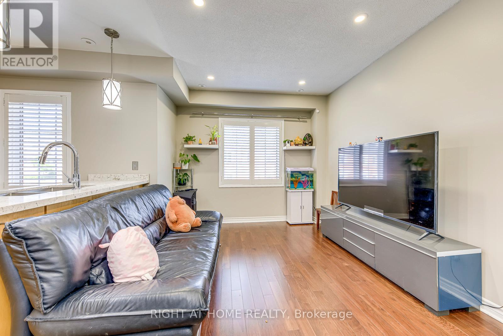 8 - 605 Shoreline Drive, Mississauga, Ontario  L5B 4K3 - Photo 8 - W12383824