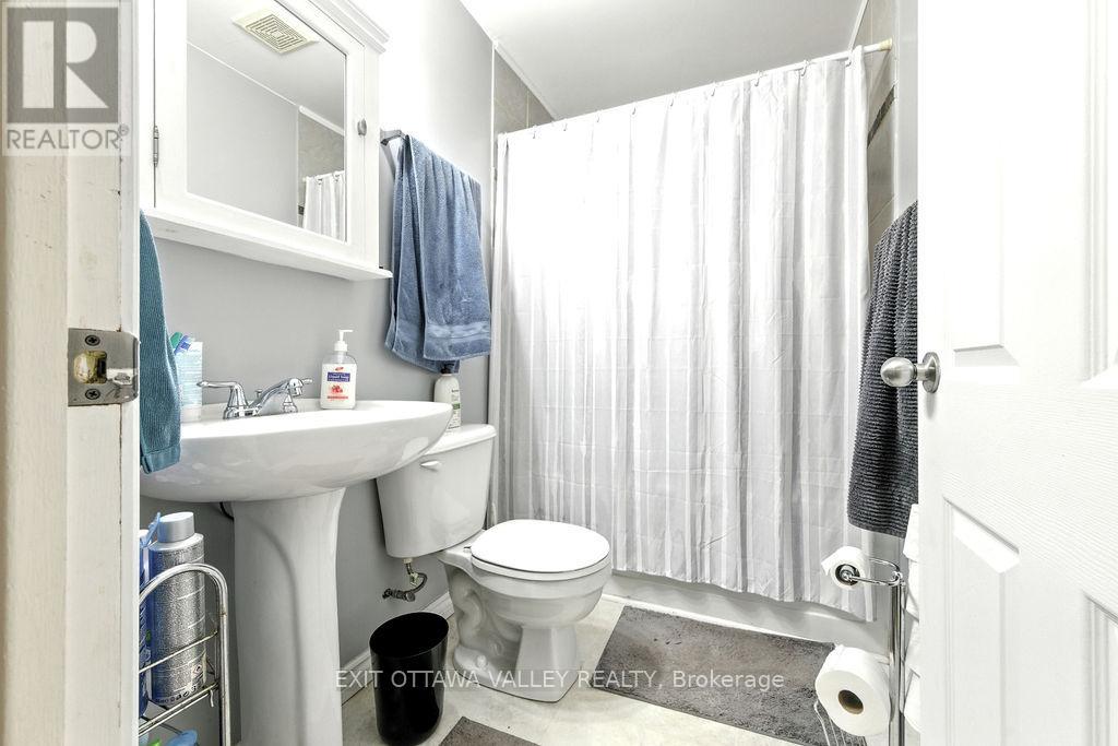 19 Ottawa Street, Laurentian Hills, Ontario K0J 1J0 - Photo 21 - X12384046