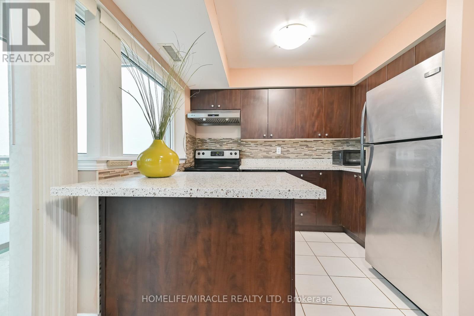 709 - 215 Queen Street E, Brampton, Ontario  L6W 0A9 - Photo 12 - W12371737