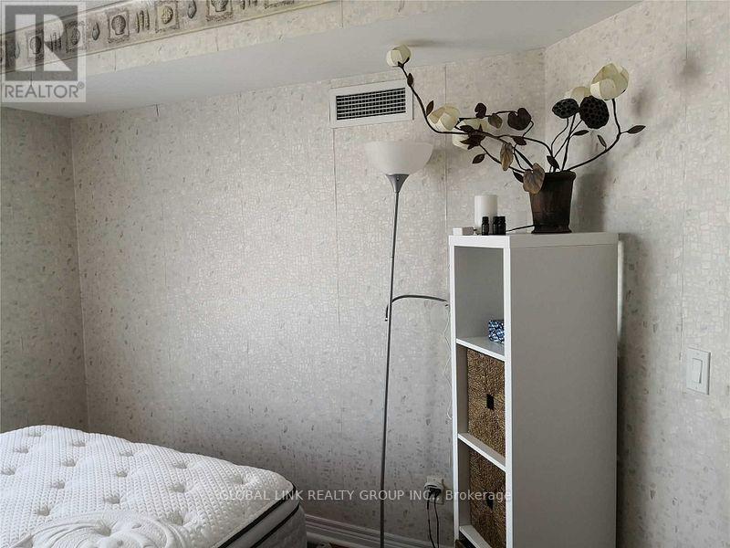 2202 - 763 Bay Street, Toronto, Ontario  M5G 2R3 - Photo 13 - C12383931