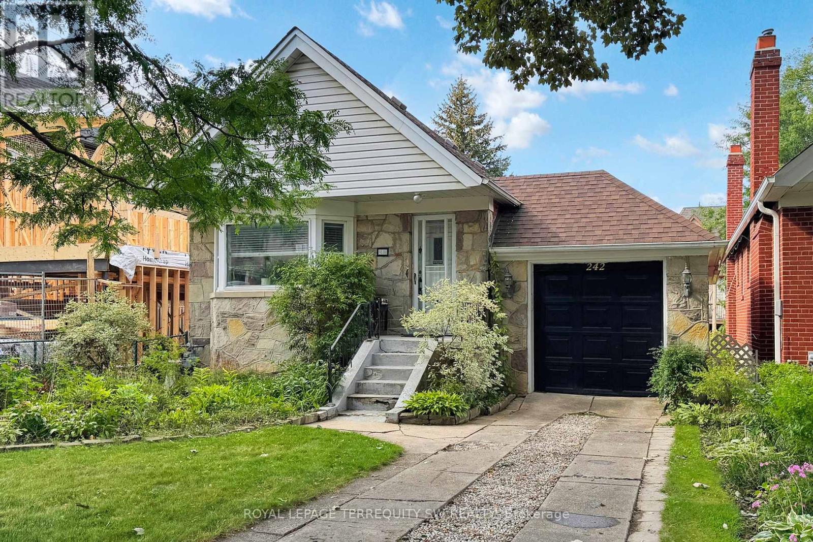 242 JOICEY BOULEVARD, Toronto, Ontario