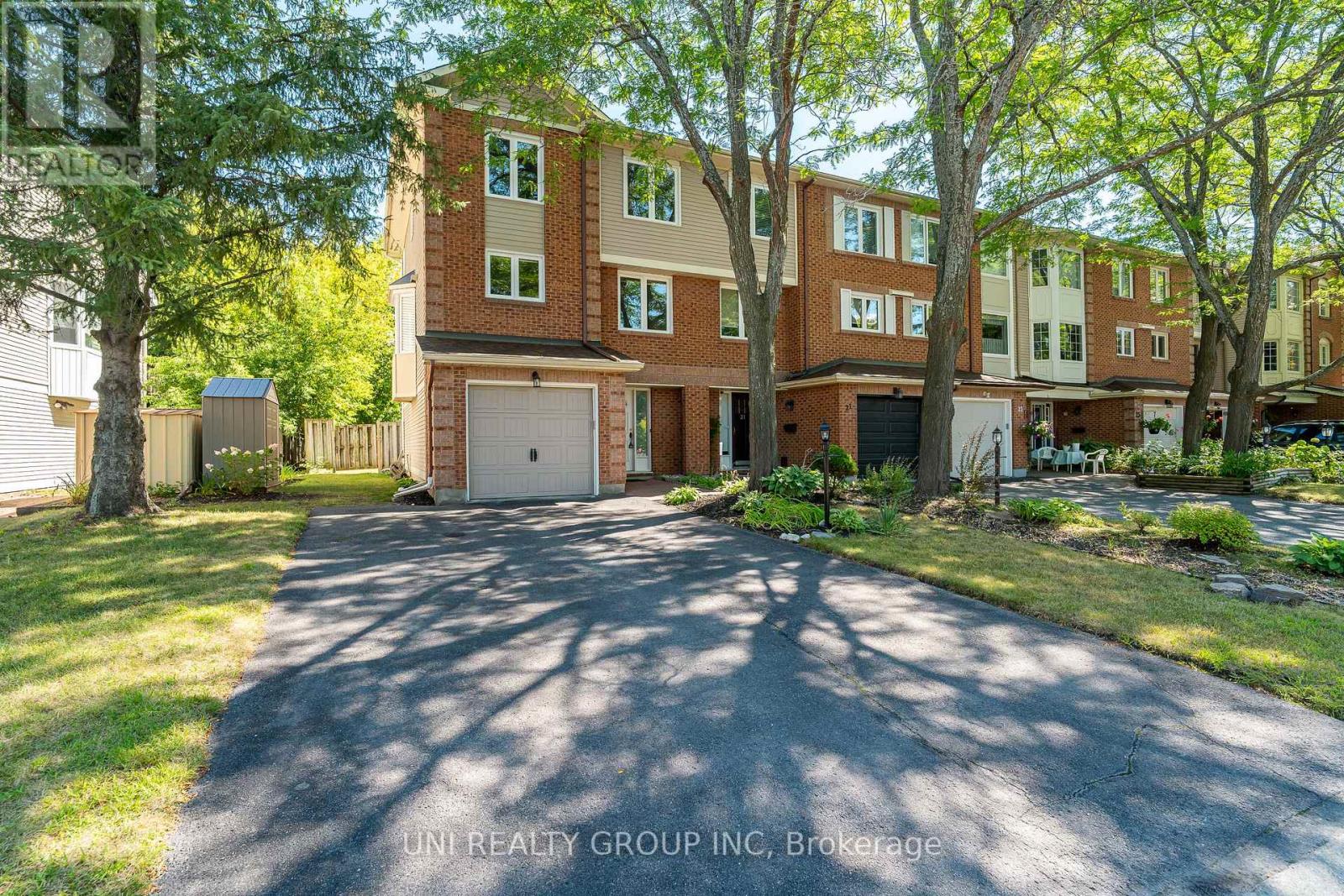 19 Arbordale Crescent, Ottawa, Ontario  K2G 5C7 - Photo 2 - X12384154