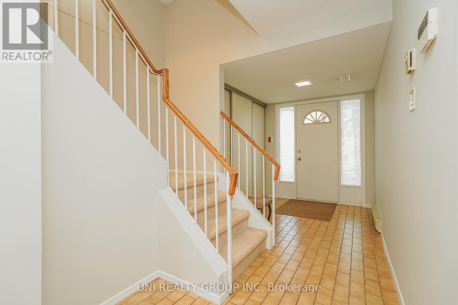 19 Arbordale Crescent, Ottawa, Ontario  K2G 5C7 - Photo 4 - X12384154