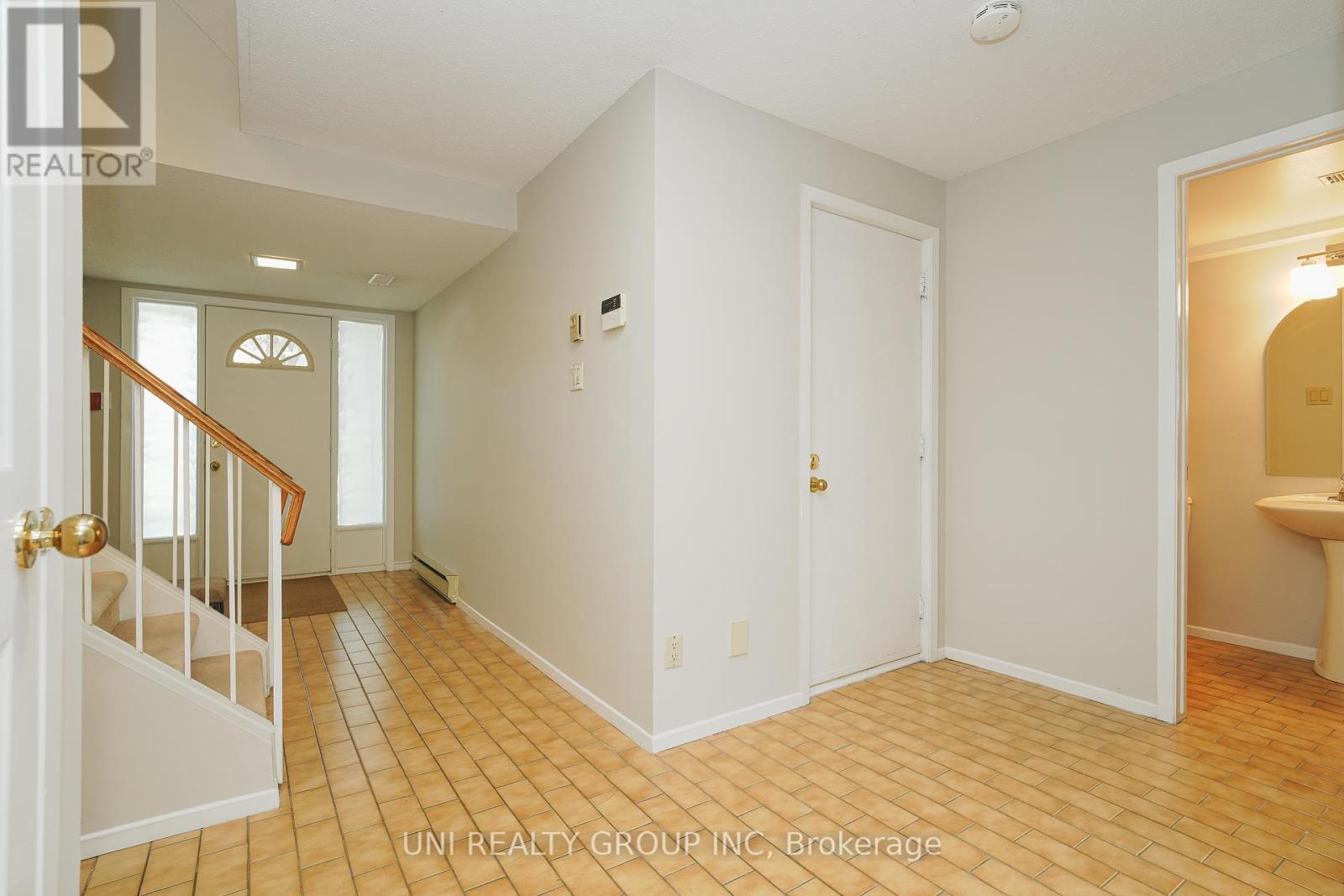 19 Arbordale Crescent, Ottawa, Ontario  K2G 5C7 - Photo 9 - X12384154