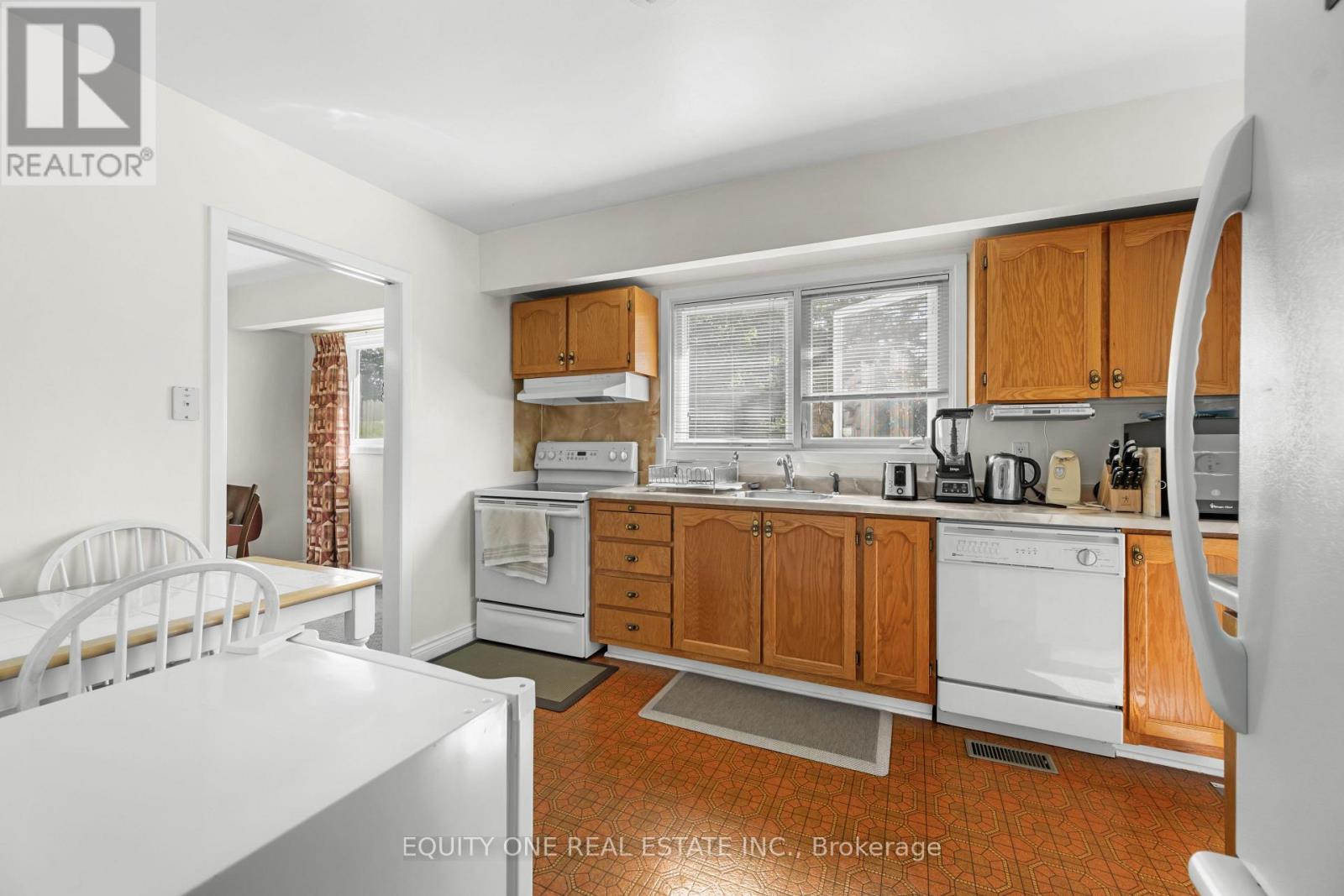2 Parkside Crescent, Ottawa, Ontario  K2G 3B5 - Photo 13 - X12384177