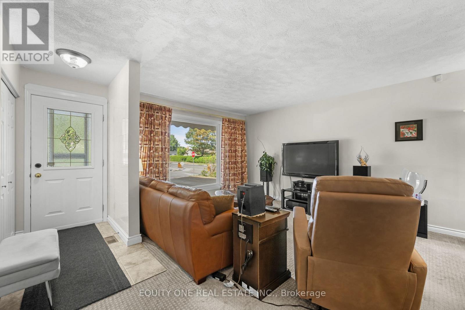 2 Parkside Crescent, Ottawa, Ontario  K2G 3B5 - Photo 4 - X12384177