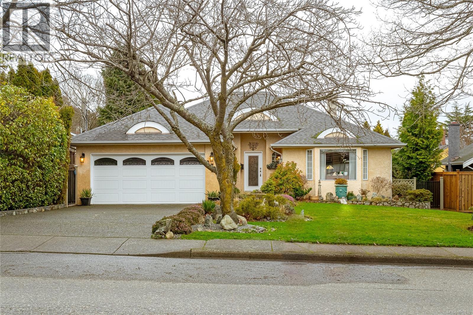Property at 2735 Cadboro Bay Rd image 1