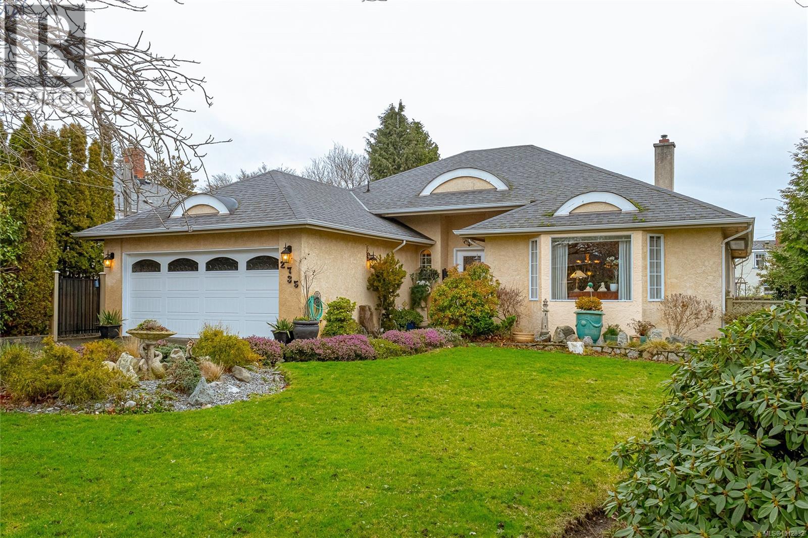 Property at 2735 Cadboro Bay Rd image 2
