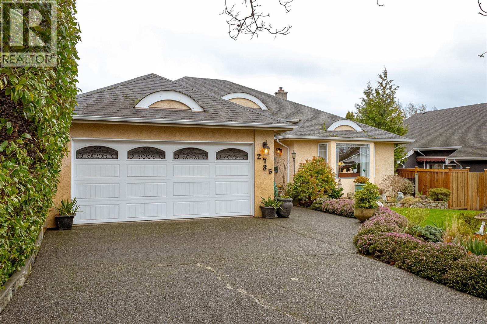 Property at 2735 Cadboro Bay Rd image 3