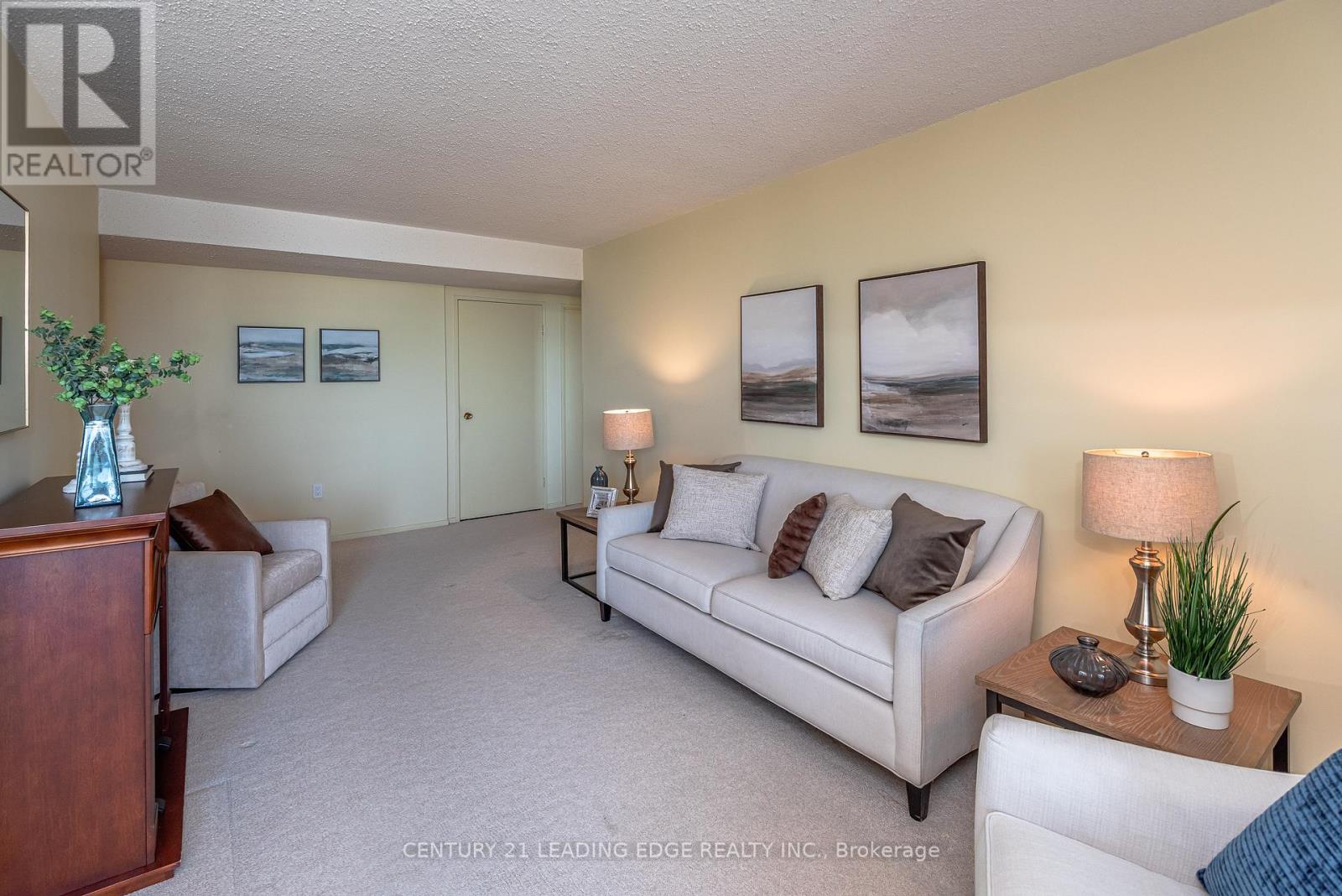908 - 20 William Roe Boulevard, Newmarket (Central Newmarket), Ontario  L3Y 5V6 - Photo 4 - N12384030